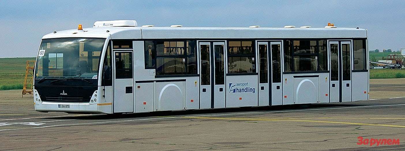 Перронные автобусы, как правило, шире допустимых для дорог общего пользования 2,5 м. У МАЗ-171 со 170-сильным мотором длина 14,4 м, а ширина 3,15 м. 