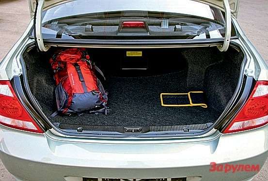 Объем багажника «Алмеры Классик» – 460 л. Лишь на 15 л меньше, чем у «Фольксвагена».