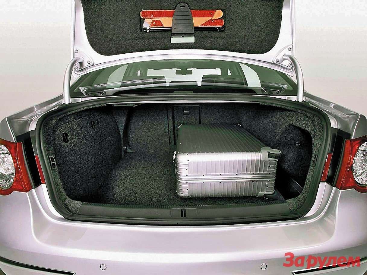 Объем багажника достигает рекордных в семейном классе 565 л. 
Это почти на сотню больше, чем у модели прошлого поколения