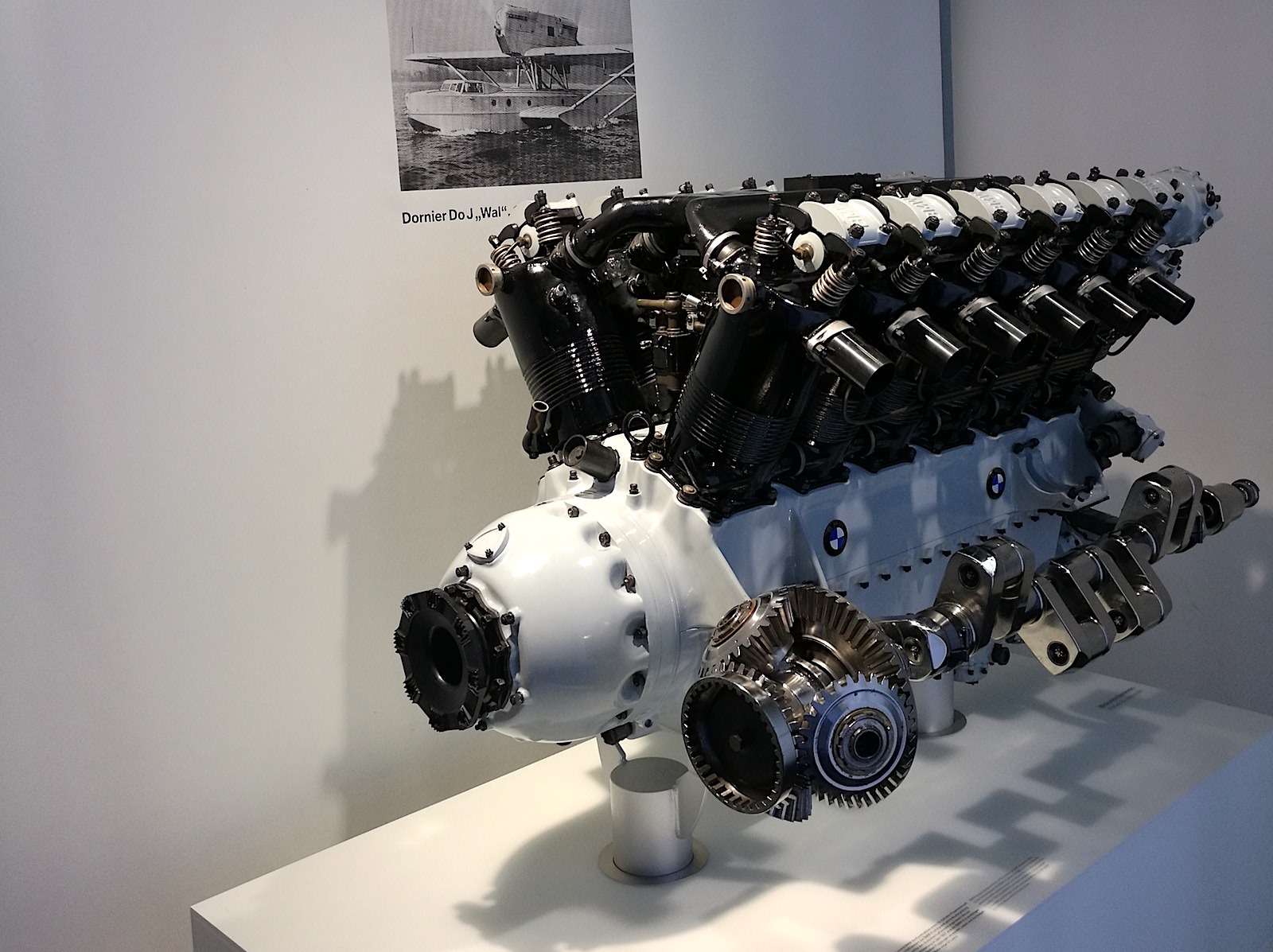 Авиационный двигатель BMW VI стал в начале 1920-х первым 12-цилиндровым двигателем BMW. Его объем 46,9 л, мощность — 700 л.с. Надо ли говорить, что он сыграл важную роль в развитии гражданской авиации Германии. При малом расходе топлива он развивал большую мощность и был достаточно надежным. Именно этот мотор был установлен на гидросамолете с открытой кабиной, на котором в августе 1930 года пилот Вольфганг фон Гронау совершил трансатлантический перелет из Варнемюнде в Нью-Йорк.
