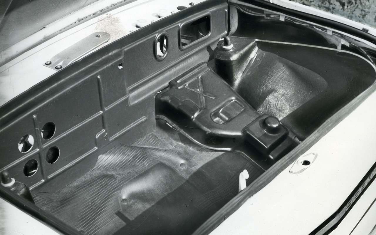 В последнем (уже не «ушастом») ЗАЗ-968М запаску перенесли под капот.