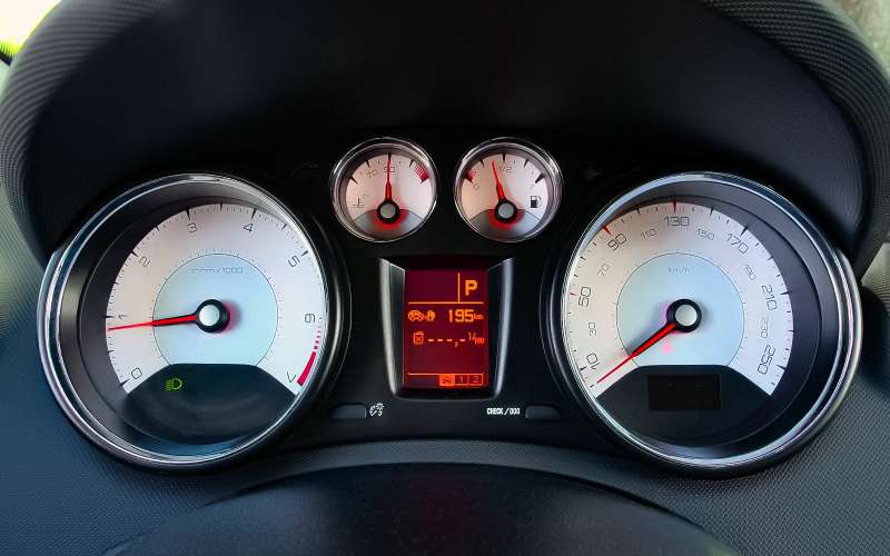 Рестайлинговый Peugeot 408 - солидность, гармония и новый автомат
