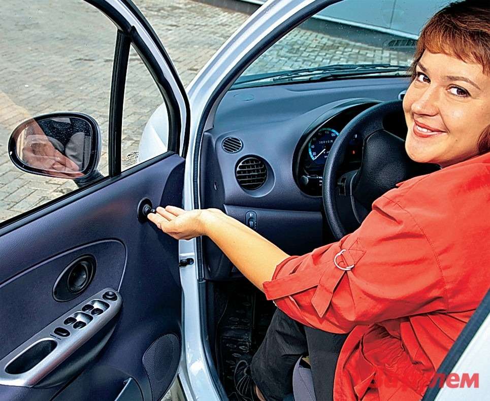 Оригинальный подход: водительское зеркало регулируется вручную, пассажирское — электромотором.