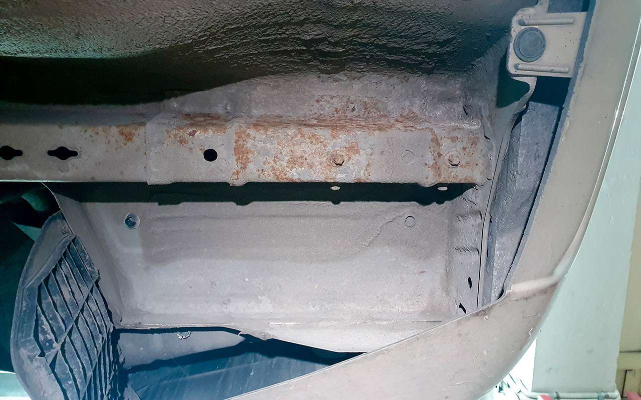 Очаги коррозии хорошо видны в задней части кузова.