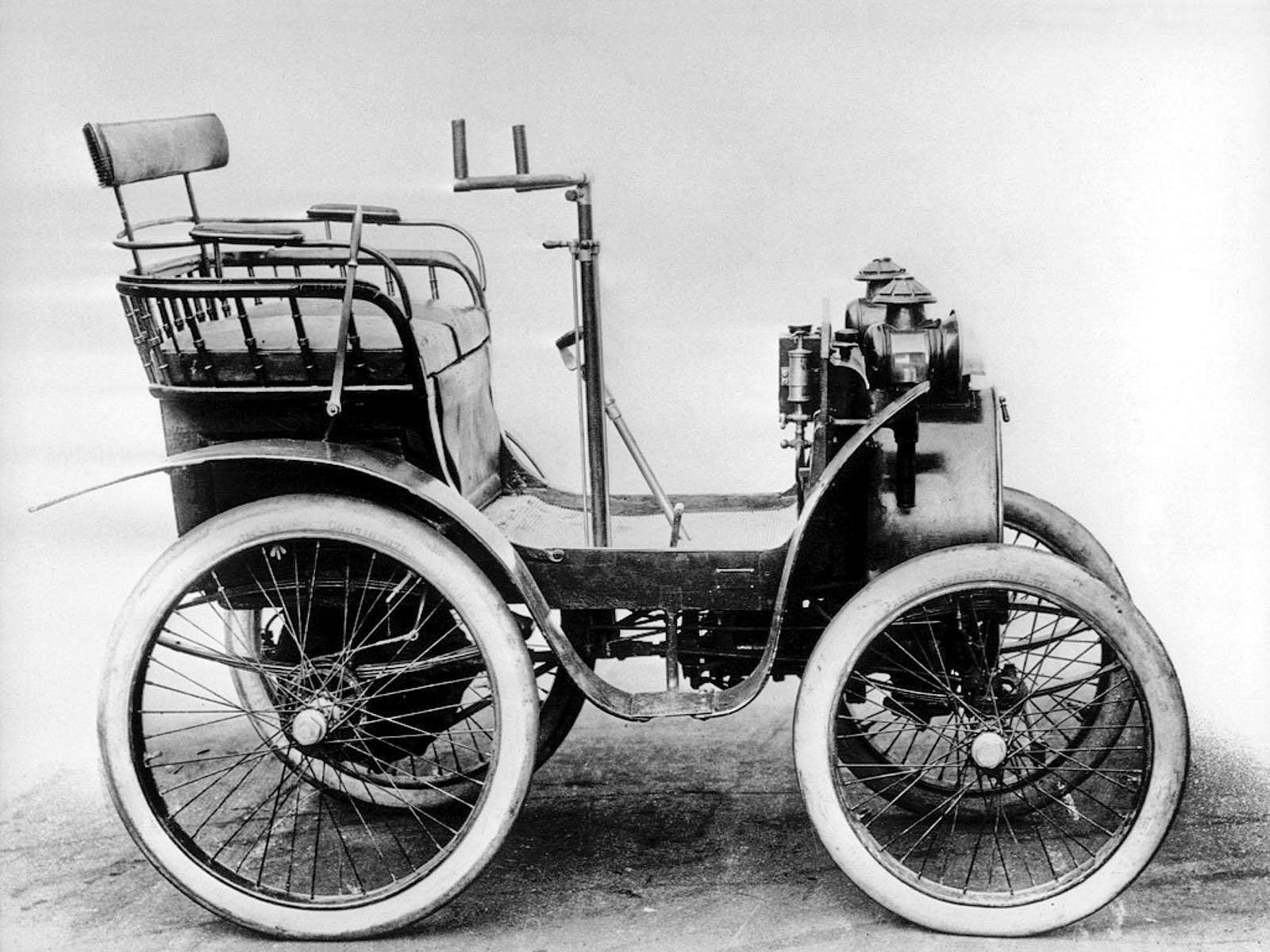Человеком, получившим патент на коробку передач, был не кто иной, как Луи Рено. На первом автомобиле Renault 1898 года крутящий момент от двигателя к колесам передавался через трехступенчатую коробку передач и карданный вал. Третья передача была прямой.
