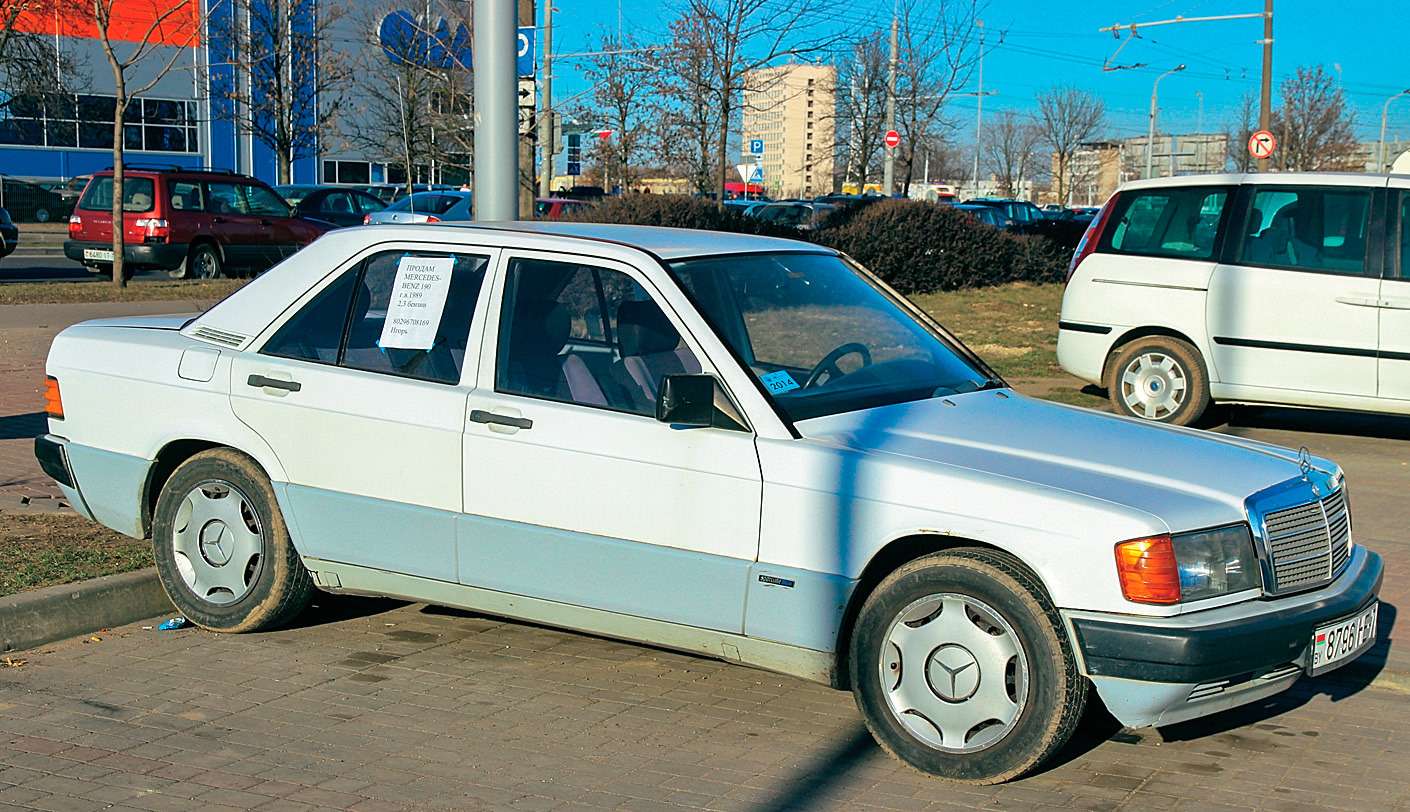За этот Mercedes- Benz 190 1988 года просят 120 тысяч рублей. В России такой можно найти и за 50 тысяч.