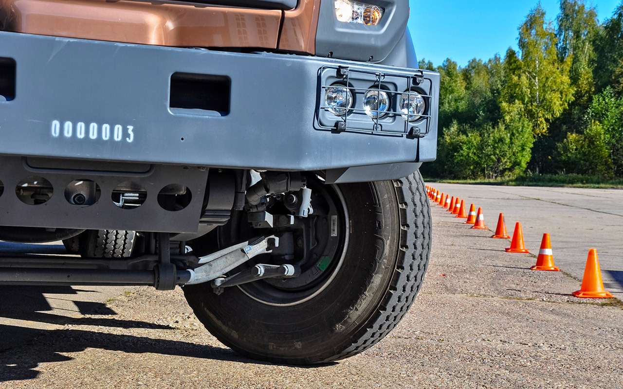 Угол поворота внутреннего колеса увеличен до 50 градусов. То есть по маневренности Урал сравним с бескапотным грузовиком.