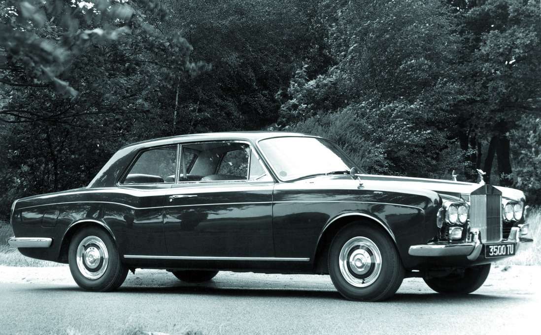 Rolls-Royce Corniche, 1971 г. Дизайн машины разработал выдающийся британский стилист Джон Полуэл Блэтчли. Название купе отсылало к французскому названию дороги, огибающей горный склон. Всего было построено 1306 купе и кабриолетов Corniche Mk I.
