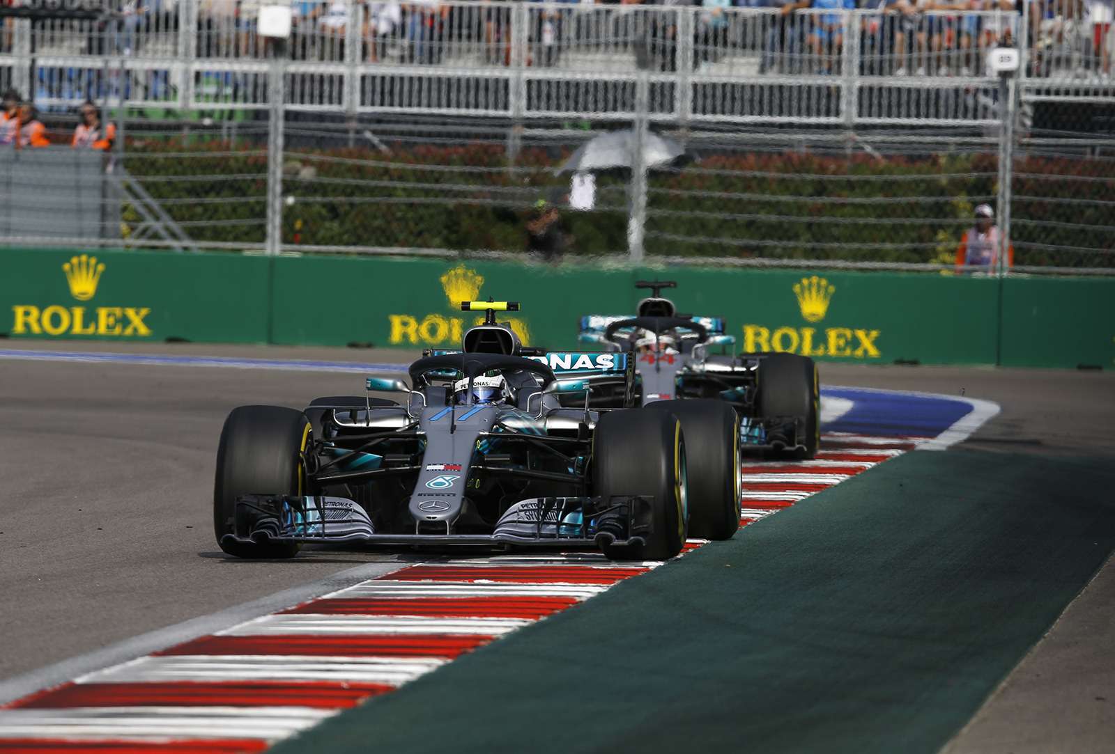 Формула 1: Mercedes освистали на Гран-При России — фото 909876