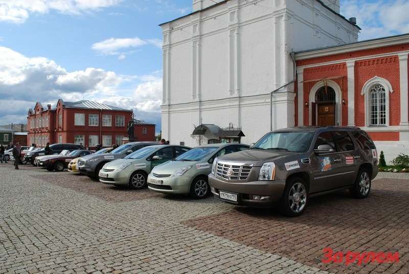 Колонна ретро- и гибридных автомобилей на площади в Коломне