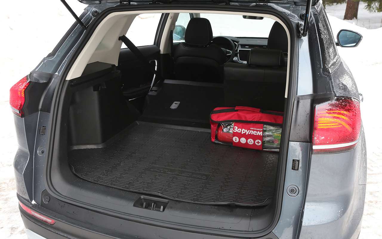 Багажник невелик – заявленный объем 377 л до полки. Под полом места для поклажи нет – его занимают запаска и 48-вольтовая литий-ионная батарея.