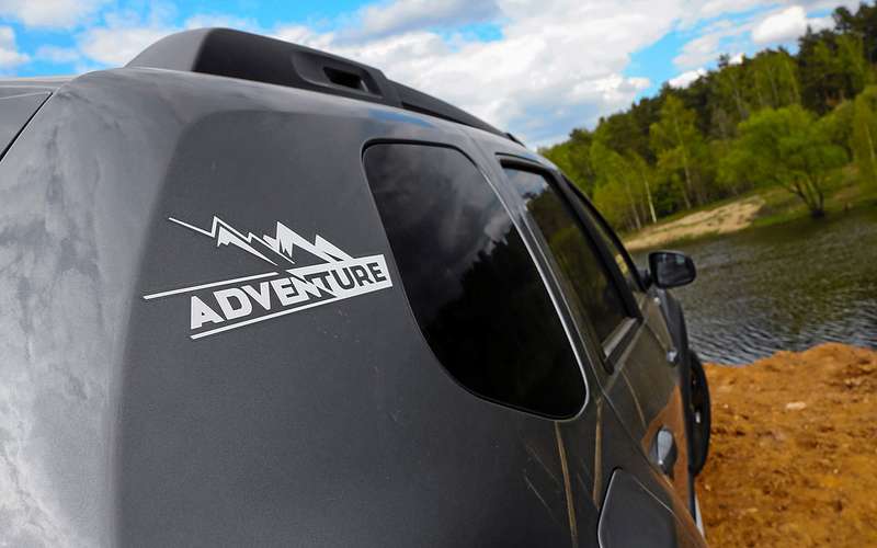 Тонированные задние стёкла, расширители колесных арок и аппликация на кузове – вот главные отличия модификации Adventure.