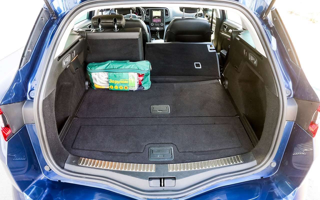 Багажник емкостью почти 500 литров отделан приятным ворсом.