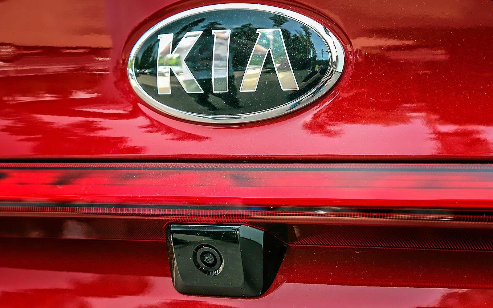 Очередное и весьма странное отличие: крышку багажника Hyundai можно открыть либо кнопкой на ней самой, либо рычажком из салона. Владельцам Kia Rio доступен лишь второй вариант.