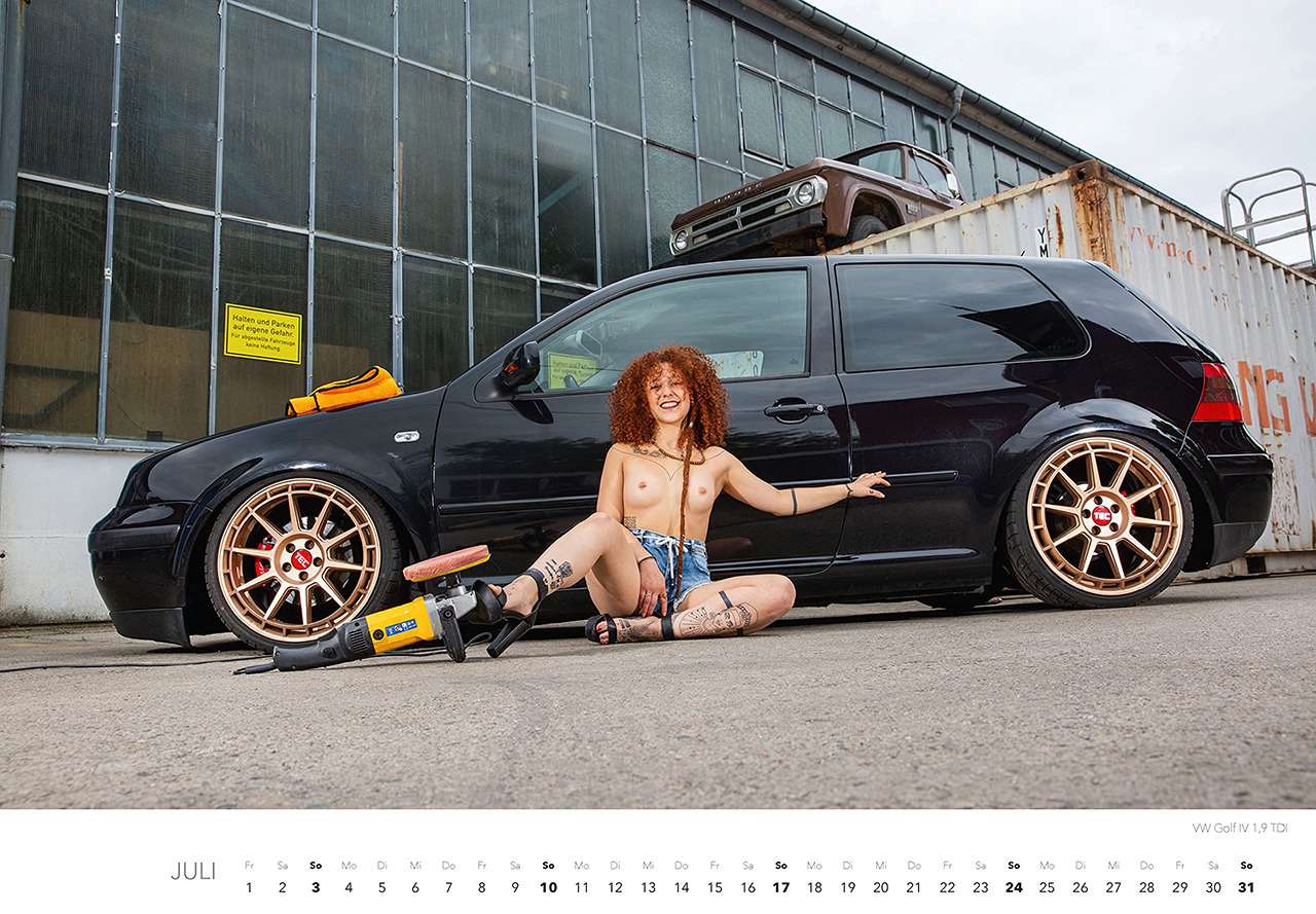 Пикантная автомойка: полуодетые красотки в календаре-2022 — фото 1294155