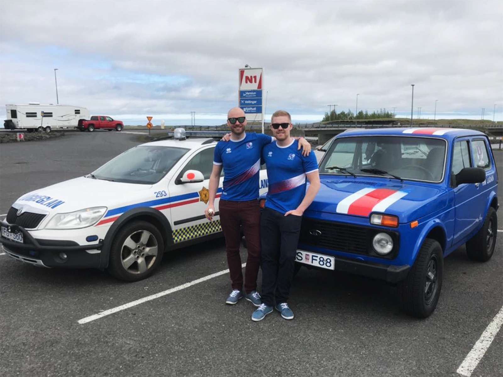 Исландские болельщики едут на ЧМ-2018 в старенькой Ладе 4x4 — фото 878352