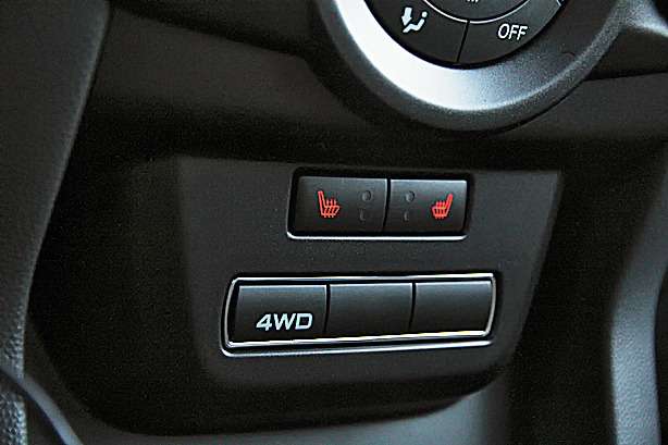 Полный привод включается и выключается кнопкой рядом с рычагом коробки передач – удобно.