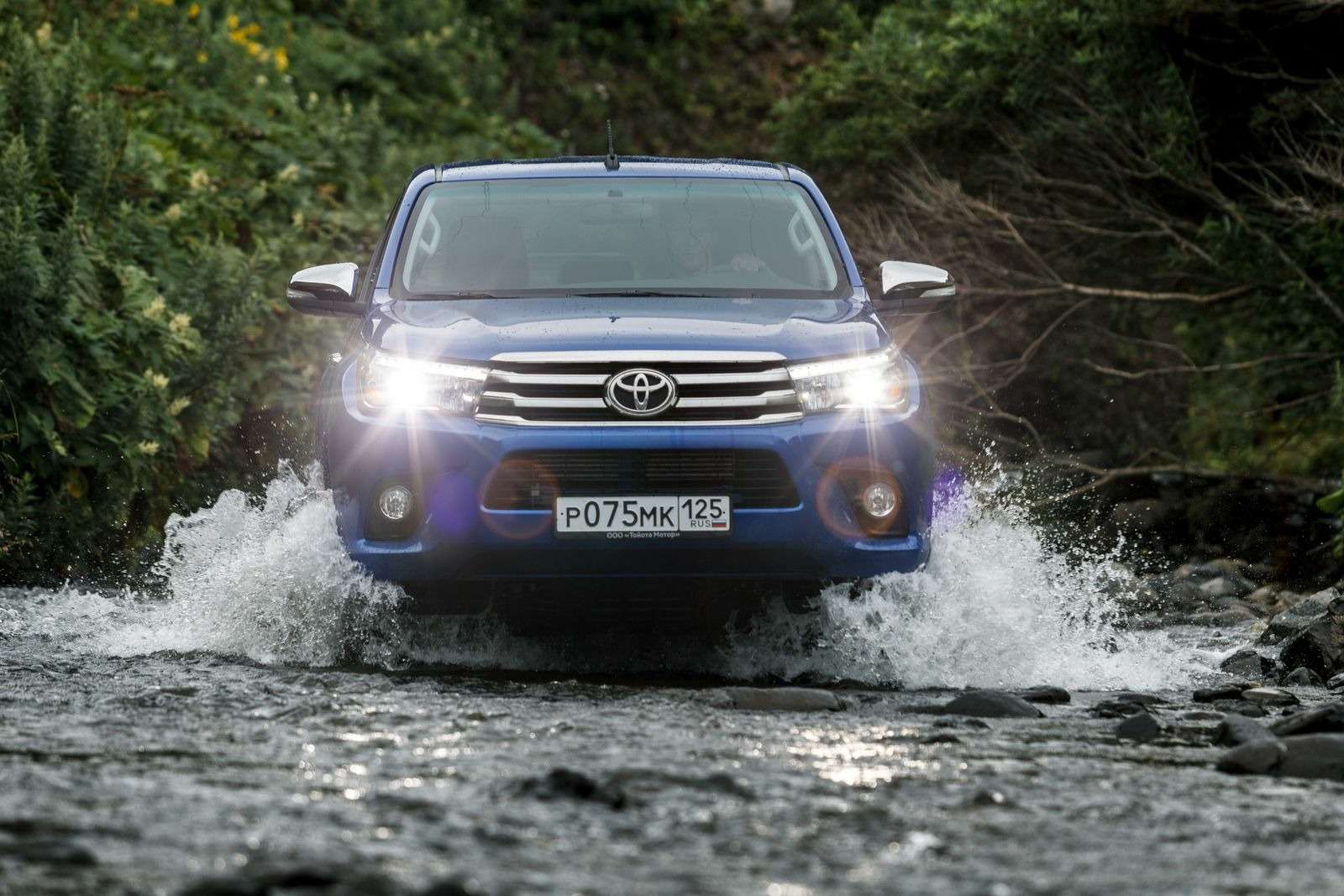 Toyota начала продажи нового поколения пикапа Hilux в России — фото 388057