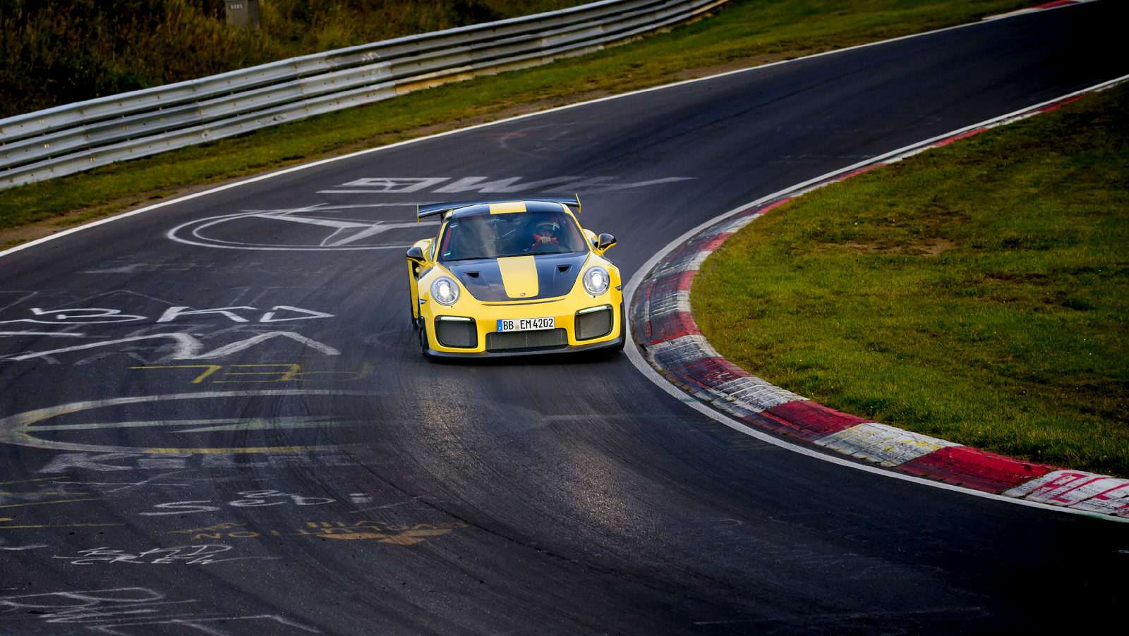 Porsche 911 GT2 RS стал самым быстрым серийным спорткаром Нюрбургринга — фото 798993