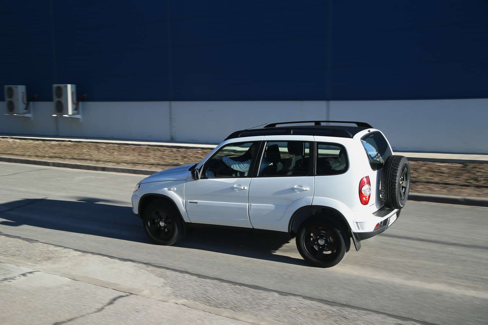 Черно-белая Chevrolet Niva спешит к дилерам (ОБНОВЛЕНО) — фото 668754