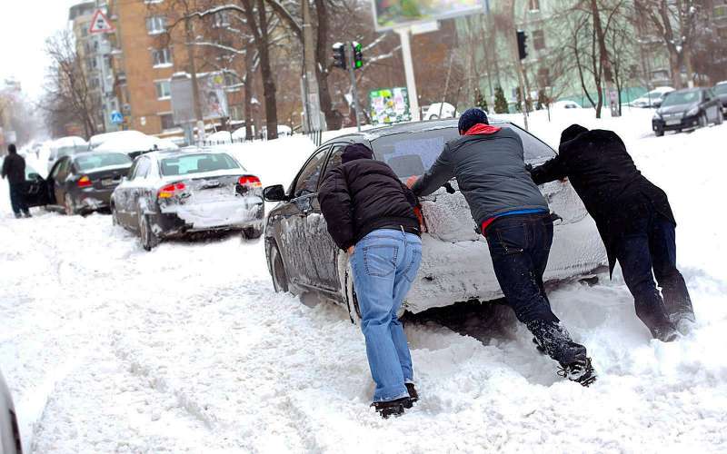 Если машина застряла в снегу, ее лучше откопать или вытолкать с помощью человекосил. Буксование только усугубит ситуацию.