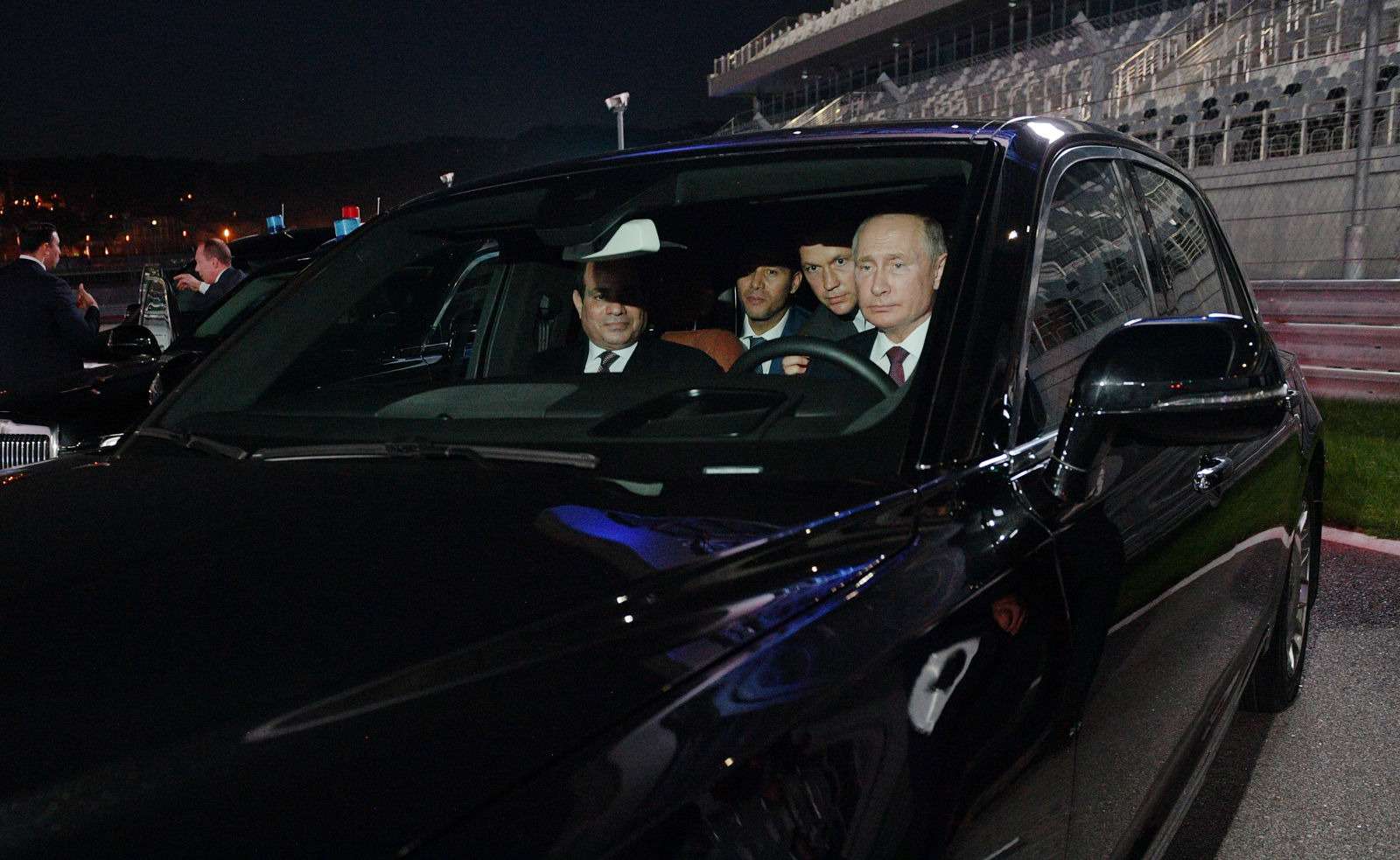 Владимир Путин сел за руль седана Аурус Сенат — фото 915219