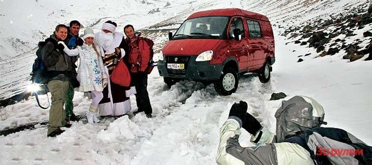 Рояль в кустах? Альпинисты из Канады никак не ожидали увидеть на горе «Рашн Санта-Клаус энд Снегуоротчка». Да, мы такие, гулять так гулять!
