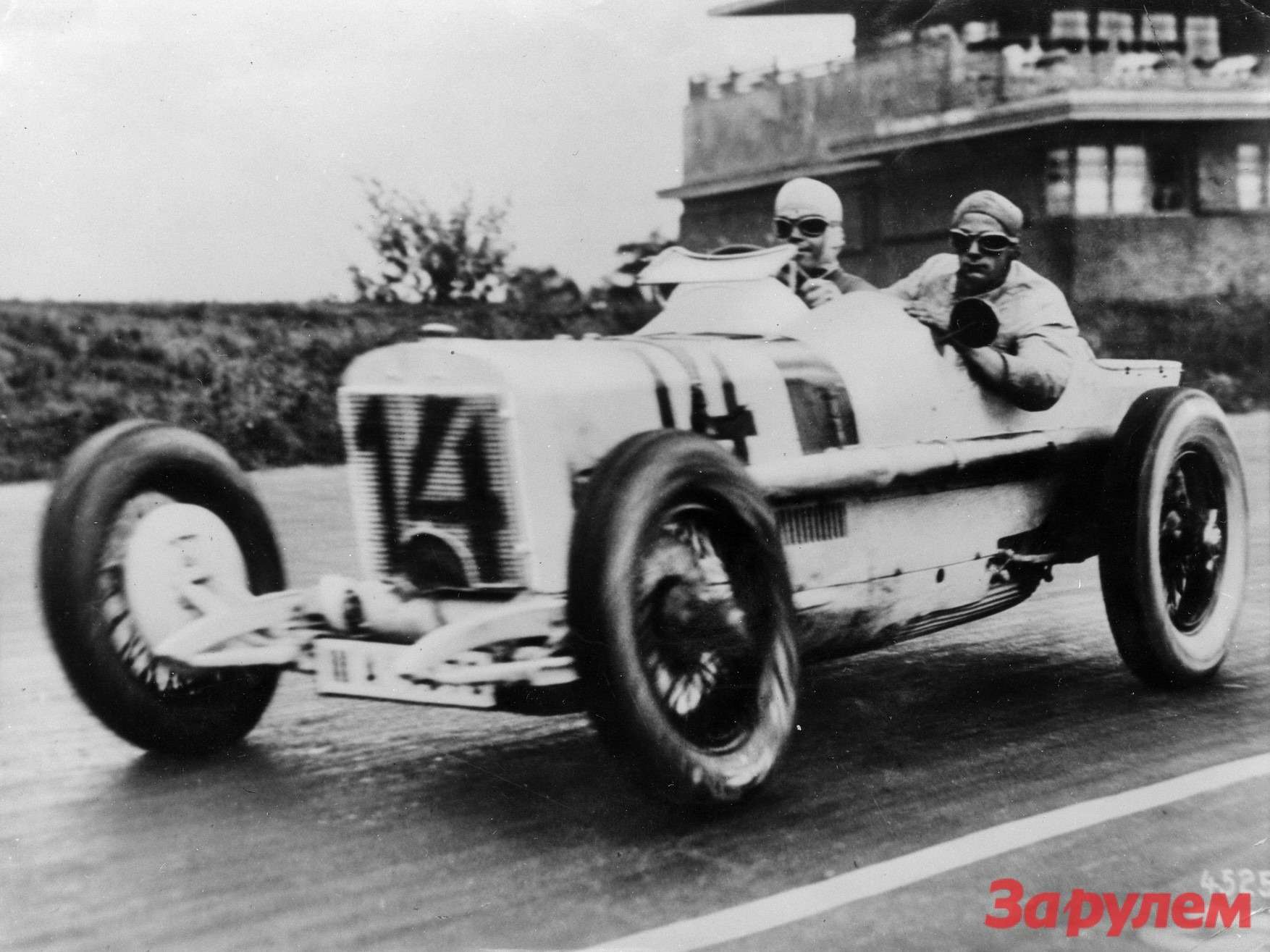 Одна из первых гонок, Гран-При Германии на кольце AVUS в Берлине. Караччиола за рулем спортивного компрессорного Mercedes с напарником Ойгеном Зальцером. Это была первая победа Караччиола, принесенная на алтарь штутгартской фирмы. 11 июля 1926 года
