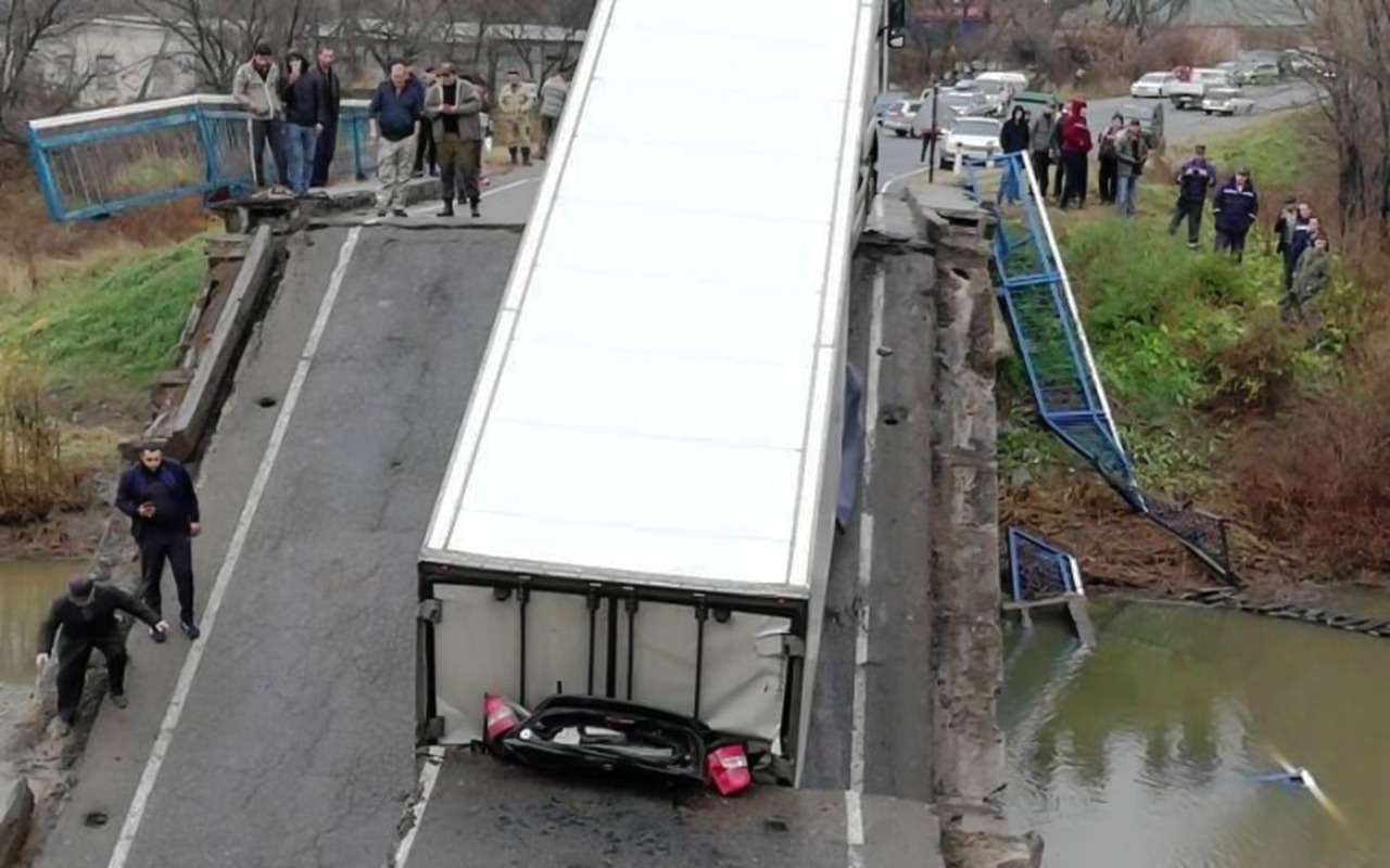 В Приморье под большегрузом рухнул автомобильный мост — фото 917621