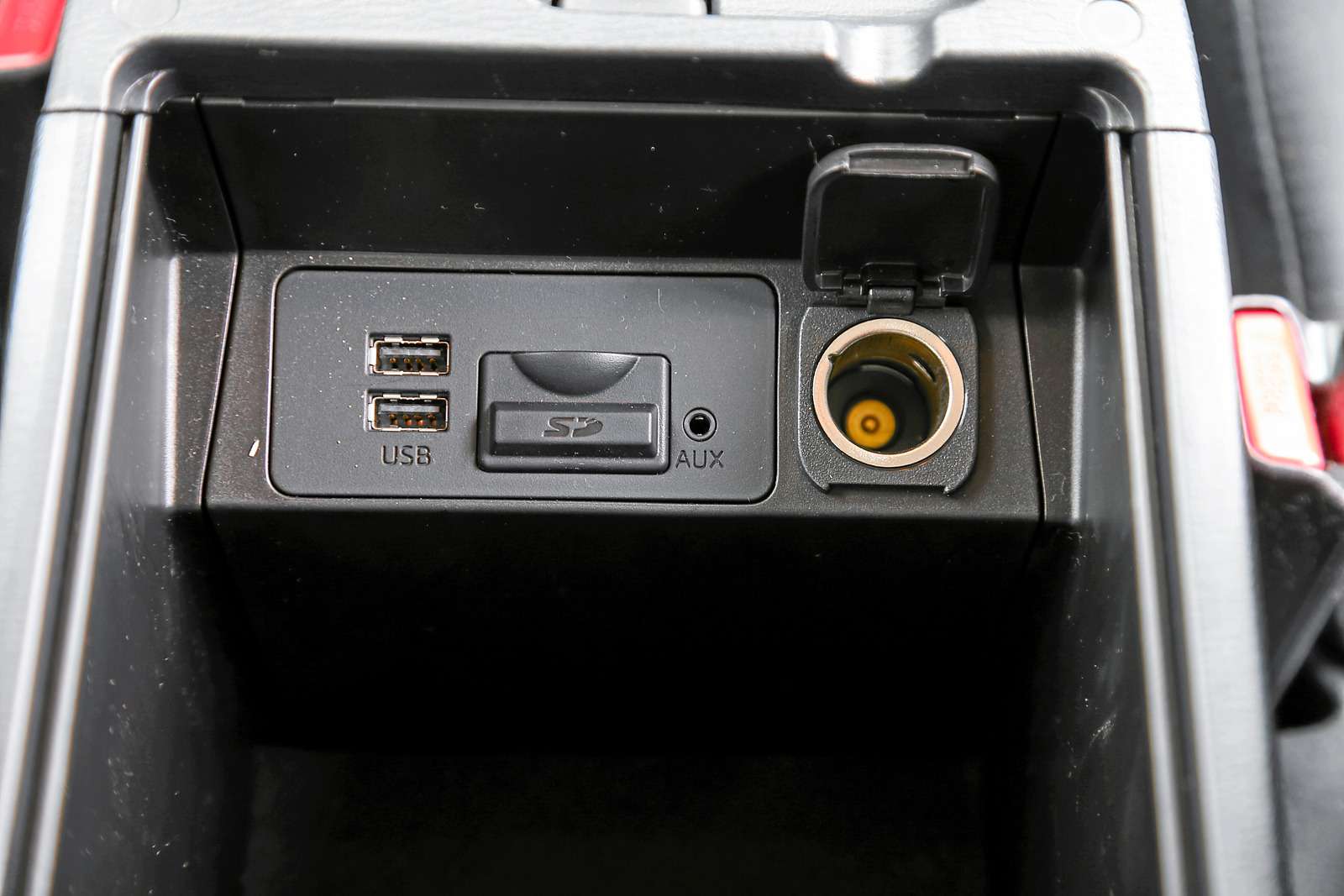 Mazda 3. В центральном боксе «трешки» спрятались два USB- порта. Один из них я предпочел бы видеть на центральной консоли – как на Шкоде или Форде.