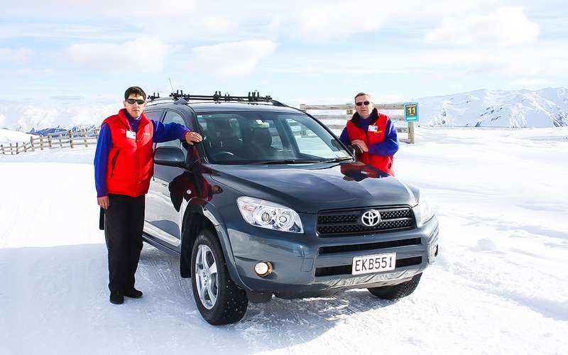 Sergey Mishin, head of the Za Rulem tire group, and tester Vadim Korablev during tests of winter tires for crossovers at the SHPG test site in New Zealand (2008).