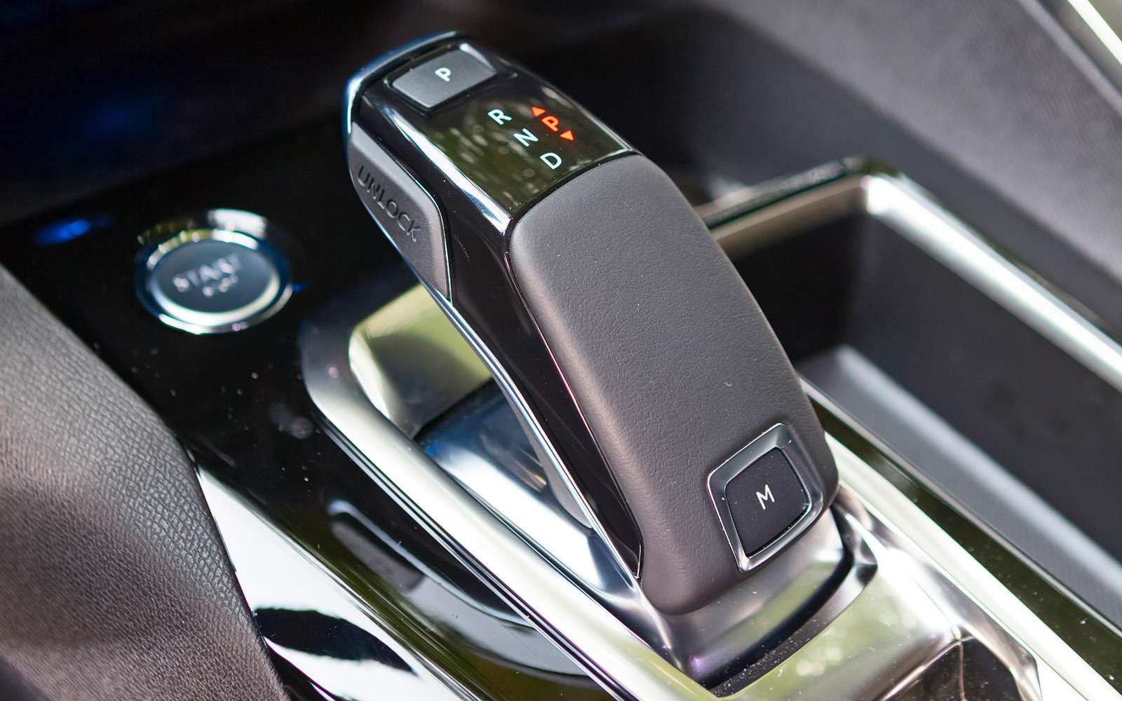Электронный джойстик шестиступенчатого автомата – почти как у BMW. К его необычной форме привыкаешь быстро.
