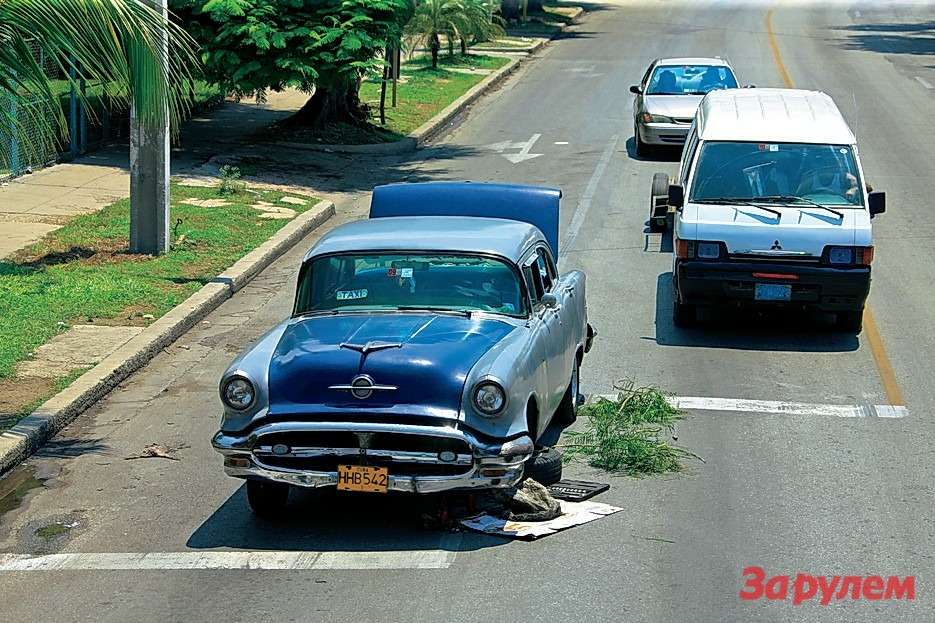 Как весь кубинский транспорт умудряется двигаться — загадка. Даже в центре города поломка машины не редкость.