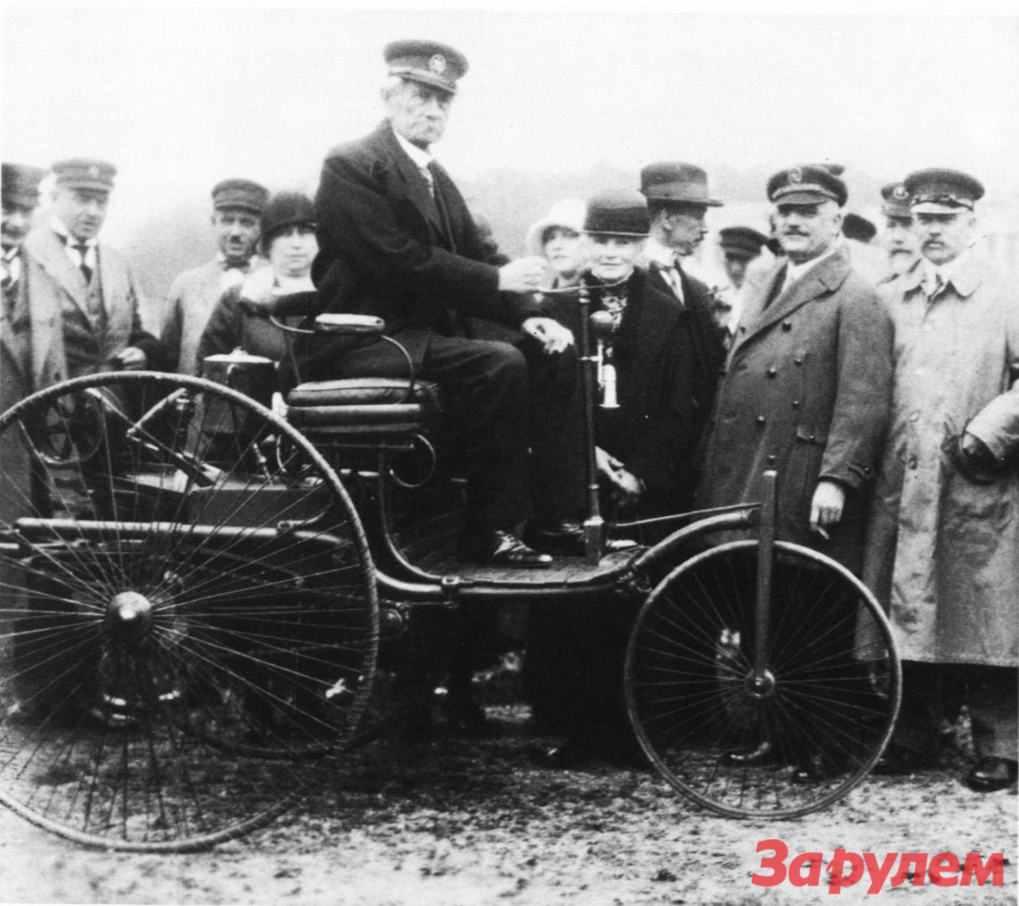 В 1925 году Карл Бенц передал свой первый автомобиль в Технический музей Мюнхена. Так что в музее Mercedes-Benz выставлена точная копия. А всего в мире существует свыше 130 копий самого первого автомобиля Бенца