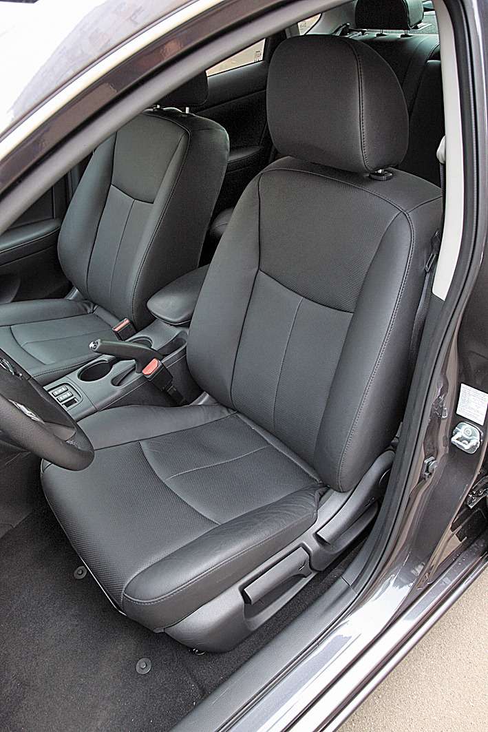 Nissan Sentra. У водительского кресла коротковатая подушка. Регулировки только ручные, зато с достаточным диапазоном 