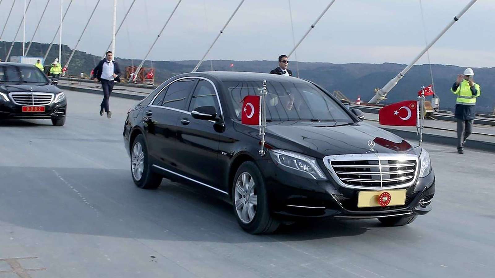 Президент Турции Реджеп Эрдоган предпочитает бронированный представительский седан Mercedes-Benz S-Guard.