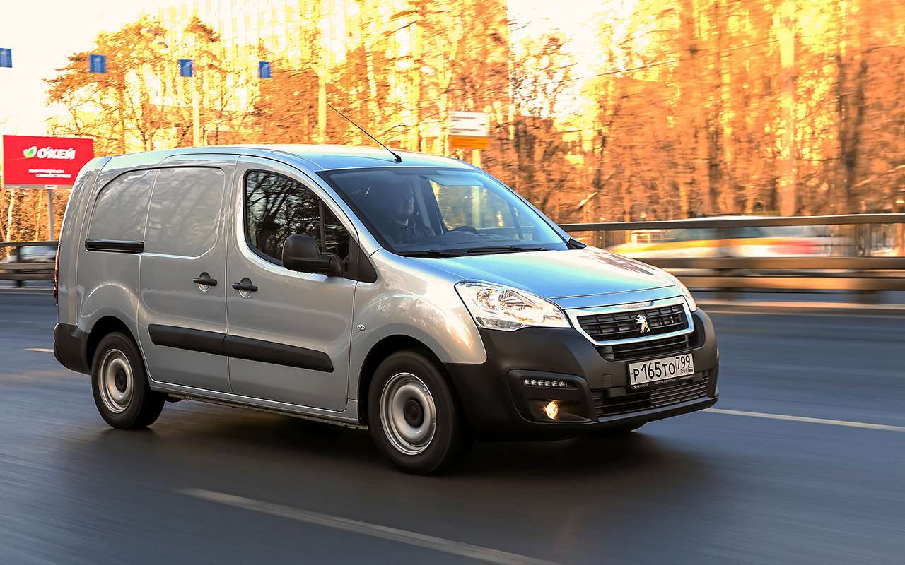 Peugeot Partner 1.6 HDi L2. Цена в России от 1 199 000 ₽. Противотуманки – опция за 10 тысяч рублей. Работают и как подсветка поворотов, автоматически включаясь вслед за вращением руля. Светят так себе.