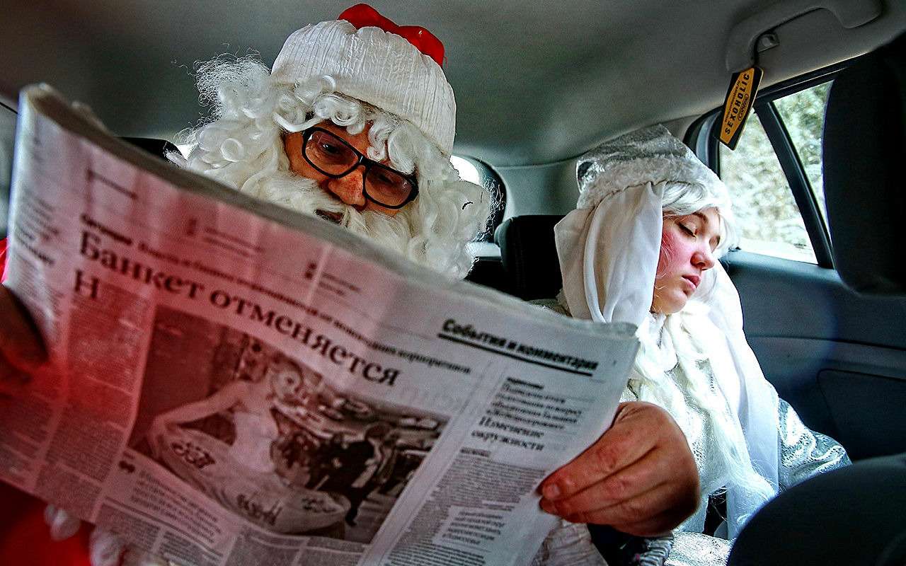 Идеальная поездка Деда Мороза со свитой видится именно так – культурно, уютно, с персональным водителем.