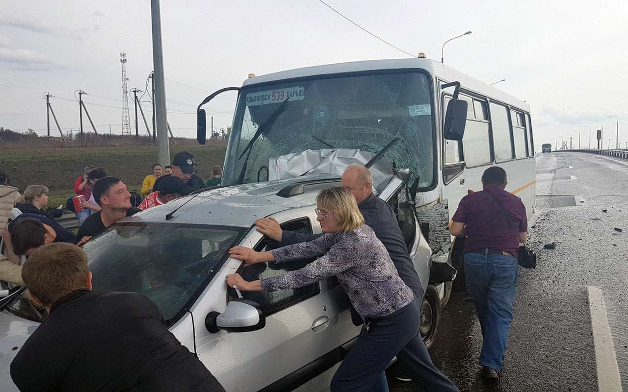 Автобус с людьми разнес четыре автомобиля. Много пострадавших — фото 972342