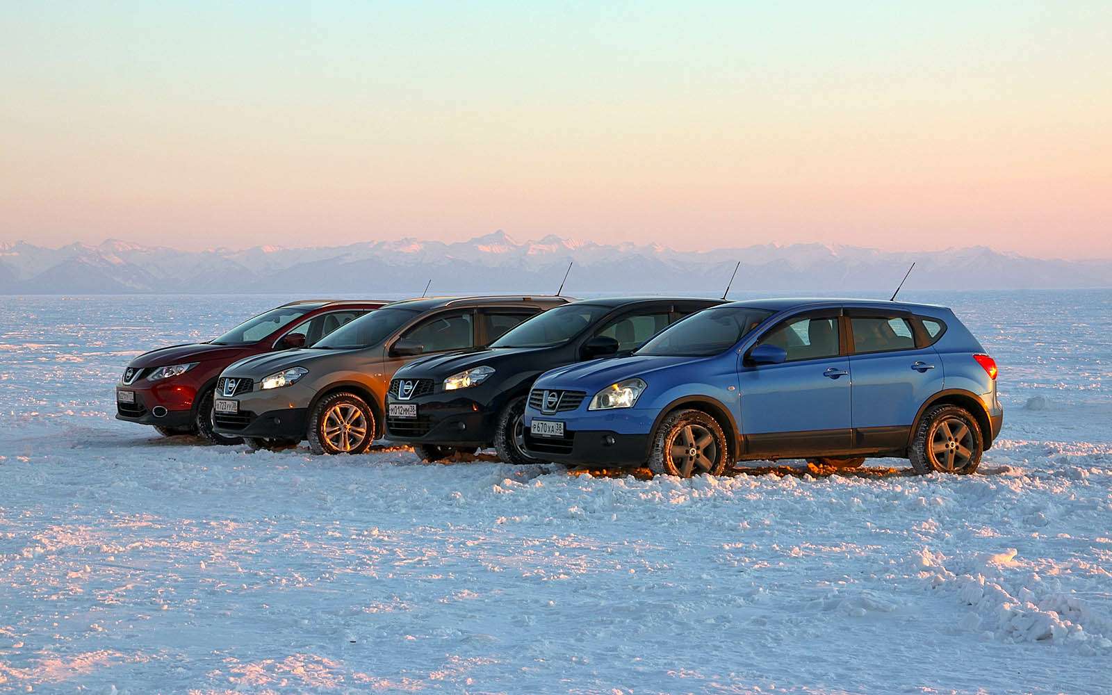 В середине марта на байкальском льду. Слева направо: нынешний Nissan Qashqai второго поколения, семиместный Qashqai +2, рестайлинговая версия с обычной базой и родоначальник — автомобиль первого поколения.