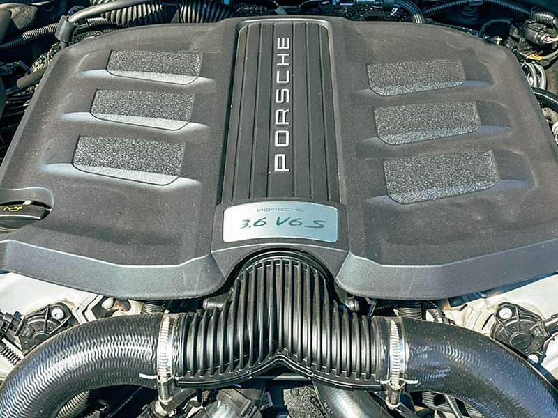 Битурбо-«шестерка», сменившая атмосферный V8, компактнее, легче, мощнее – и ощутимо экономичнее.
