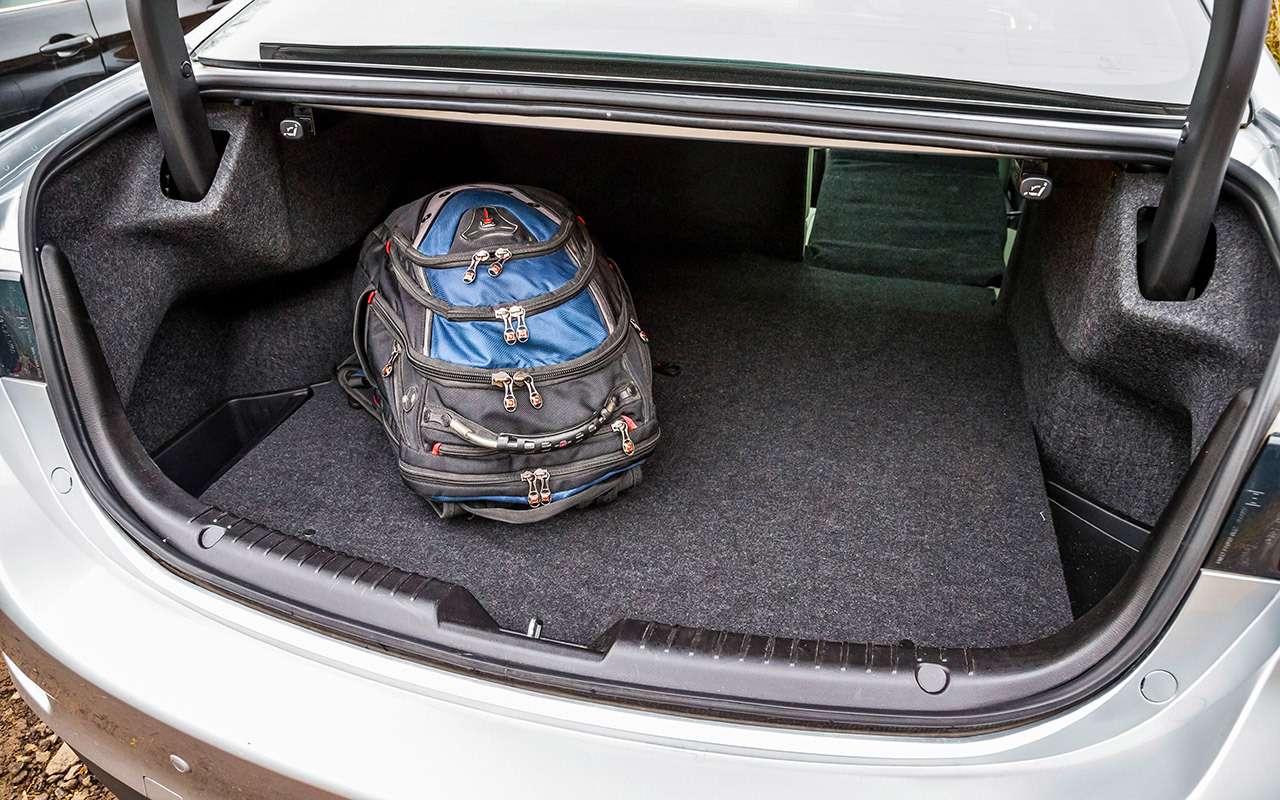 У багажника «шестерки» наименьшая вместимость в тестовом квартете. Зато массивные петли не мешают поклаже.