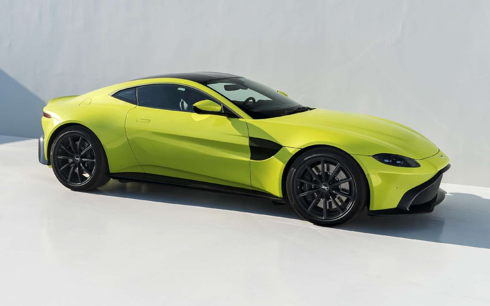 Проверено Джеймсом Бондом: представлен новый Aston Martin Vantage — фото 818848