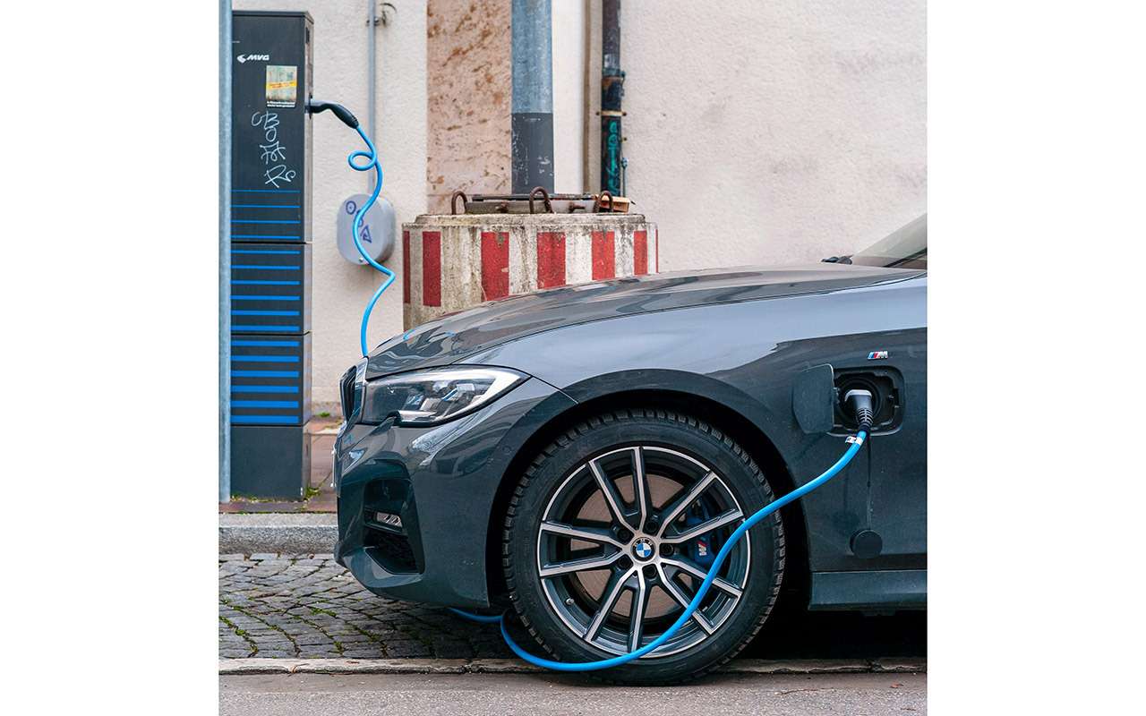 Постулат о несовместимости спорта и электричества производители старательно опровергают: даже легендарные «эмки» от BMW теперь выпускают в формате plug-in.