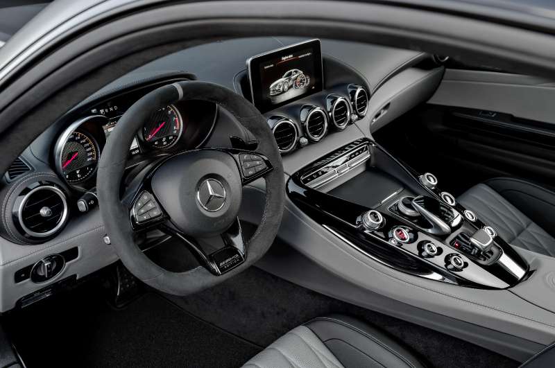 Спорткары Mercedes-AMG GT получили в честь юбилея новые «зубы»