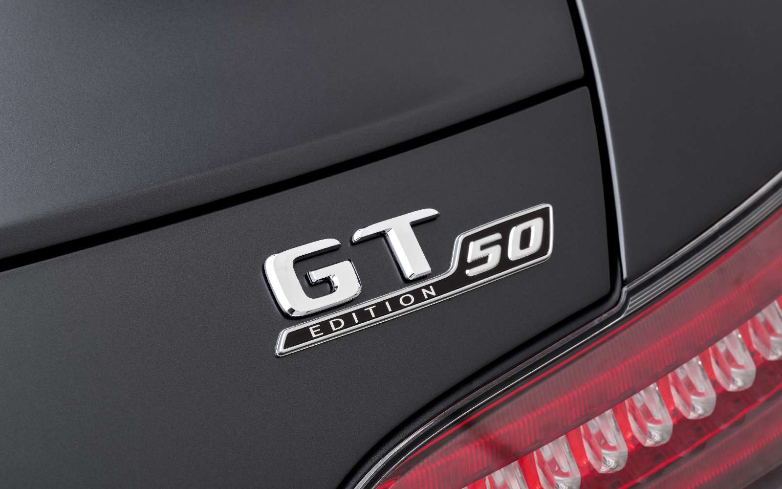 Спорткары Mercedes-AMG GT получили в честь юбилея новые «зубы» — фото 690884