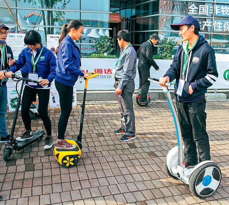 Уже сейчас в китайских супермаркетах можно купить разнообразный индивидуальный транспорт – от местных копий тележек Segway до причудливых моноциклов со встроенным моторчиком.