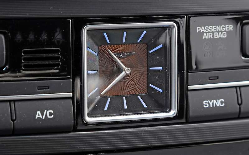 Безымянные часы в обрамлении пластмассовых кнопок – не совсем то, что хочешь видеть в машине за четыре миллиона.