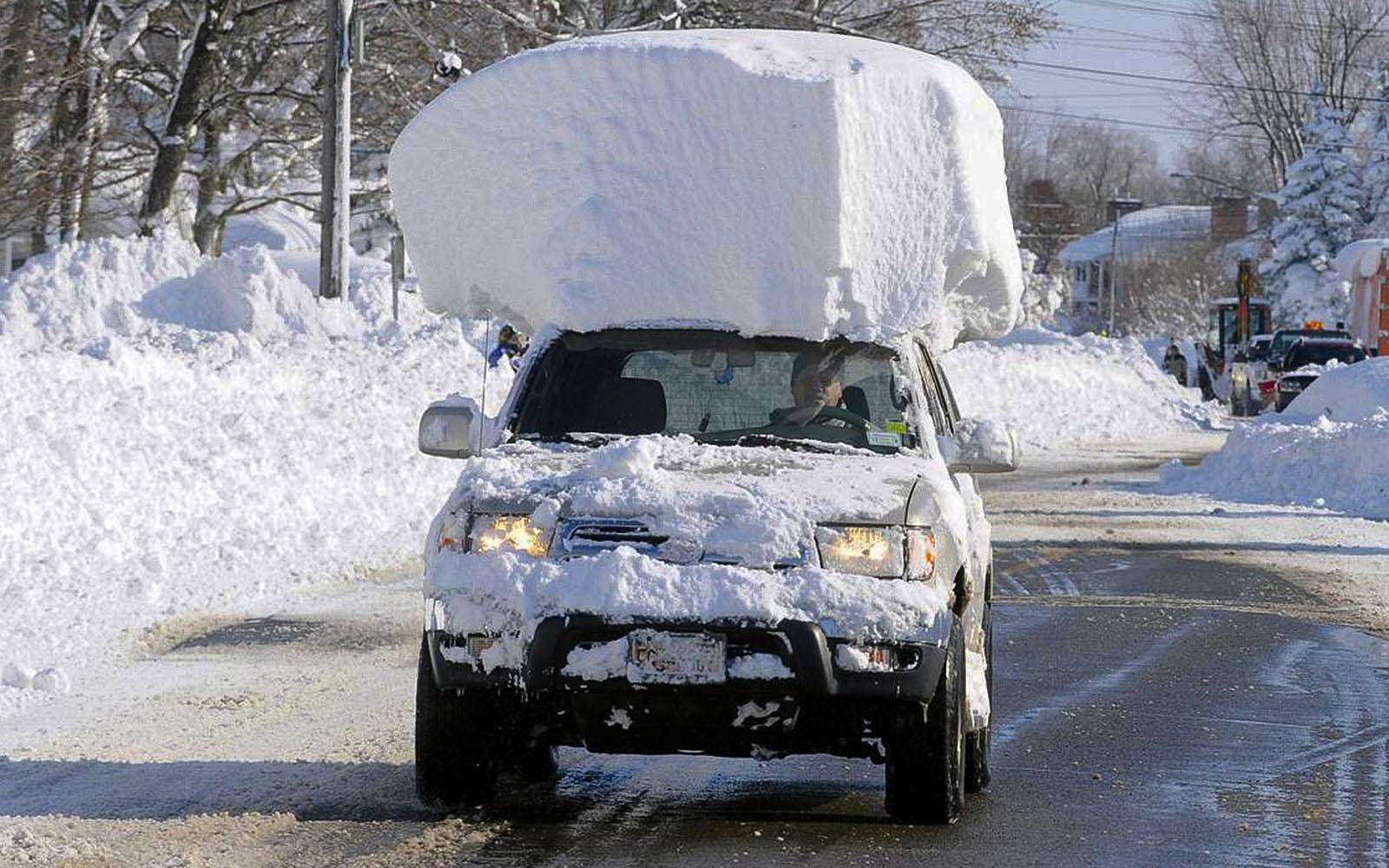 После снегопада следует полностью очищать автомобиль от снега. С сугробом на крыше ездить не стоит: при резком торможении весь снег с крыши окажется на стекле и капоте машины, ограничив видимость, а так и до аварии недалеко.