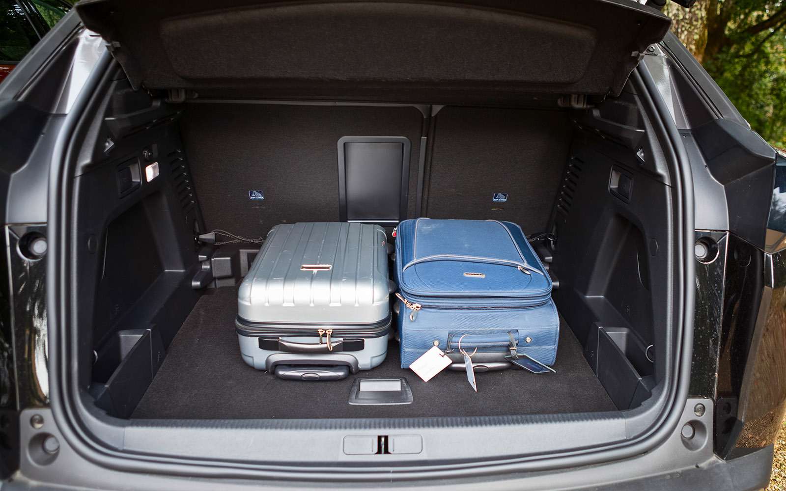 Заявленный объем багажника, который мерили по методике VDA, – 591 литр. Наша методика даст, скорее всего, более скромный результат, но факт остается фактом: места много!